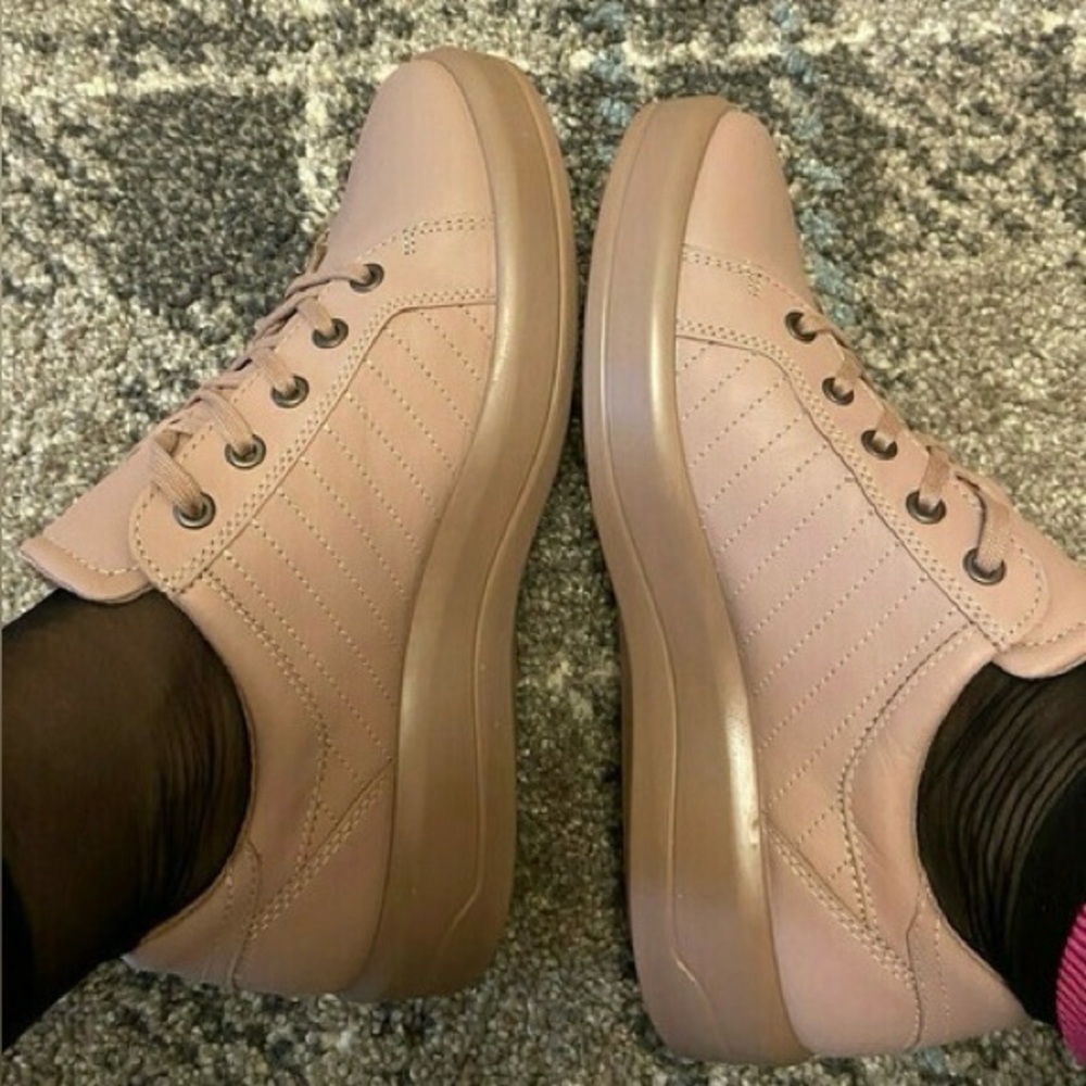ECCO Women's Soft 9 Ii Tie Sneaker Size 6-7